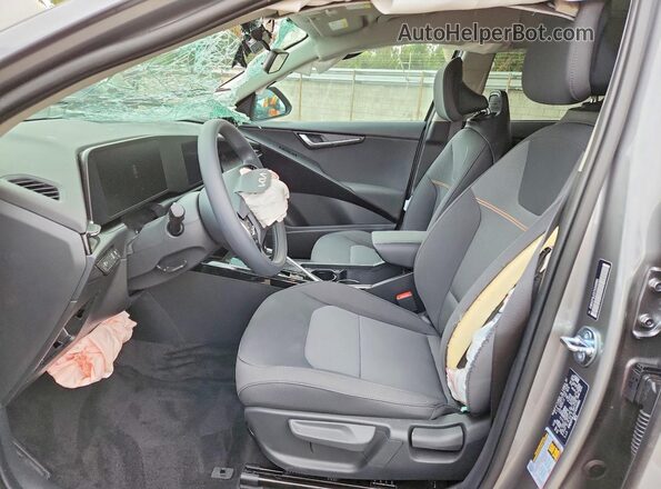 KNDCP3LE5T5340981 2026 KIA NIRO Gray Vista interior delantera