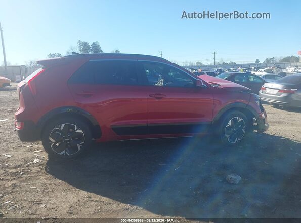KNDCR3L18P5042275 2023 KIA NIRO EV Красный Вид задней части салона