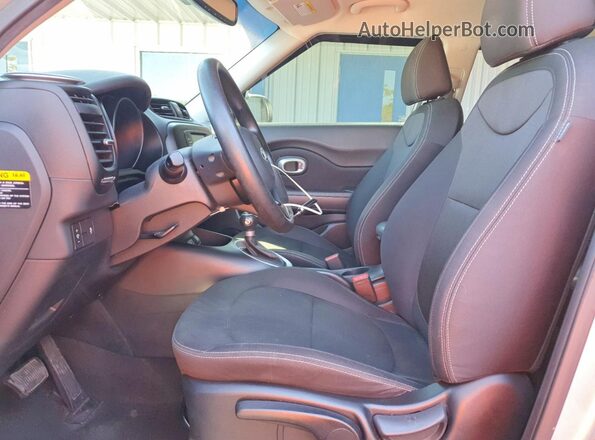 KNDJN2A20H7465415 2017 KIA SOUL Silver Widok wnętrza z przodu