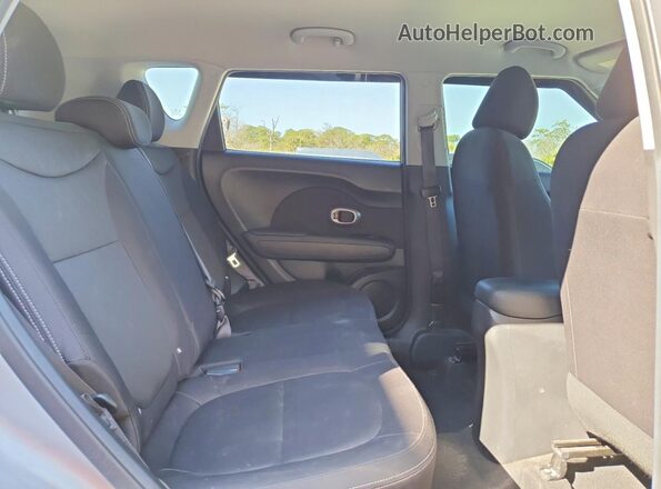 KNDJN2A20H7465415 2017 KIA SOUL Silver Widok wnętrza z tyłu