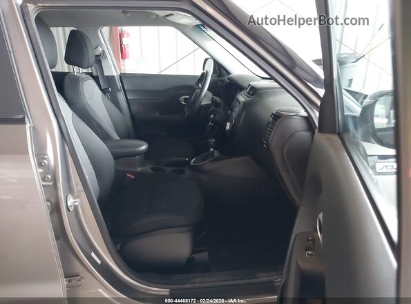 KNDJP3A56J7538366 2018 KIA SOUL Серый Вид салона спереди