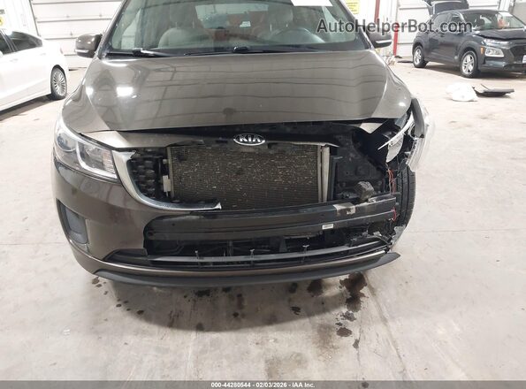 KNDMB5C12J6374783 2018 KIA SEDONA Коричневый Вид спереди