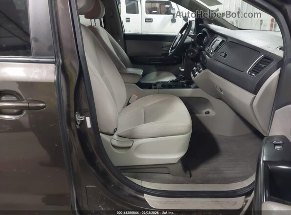KNDMB5C12J6374783 2018 KIA SEDONA Коричневый Вид салона спереди