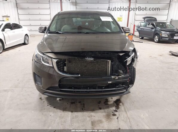 KNDMB5C12J6374783 2018 KIA SEDONA Коричневый Вид задней части салона