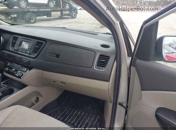 KNDMB5C14H6227570 2017 KIA SEDONA Серебряный Вид салона спереди