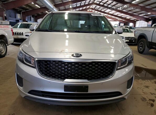 KNDMB5C18H6265268 2017 KIA SEDONA Серебряный Вид спереди