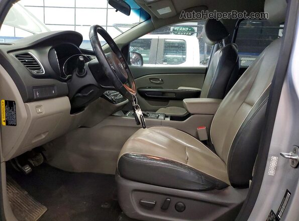 KNDMB5C18H6265268 2017 KIA SEDONA Серебряный Вид салона спереди