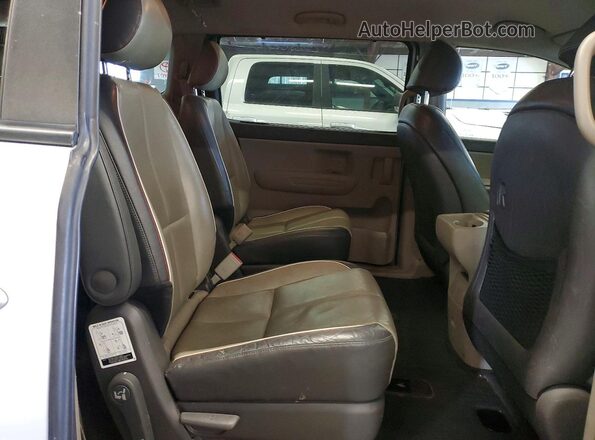 KNDMB5C18H6265268 2017 KIA SEDONA Серебряный Вид задней части салона