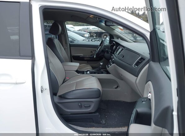 KNDMC5C13H6327883 2017 KIA SEDONA Белый Вид салона спереди