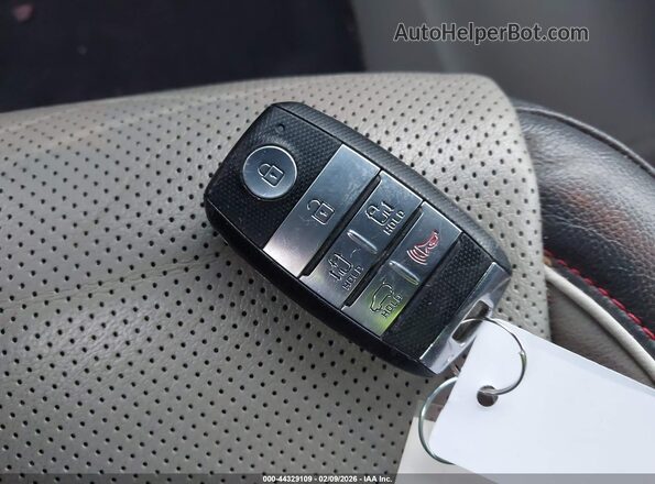 KNDMC5C13H6327883 2017 KIA SEDONA Белый Вид панели приборов