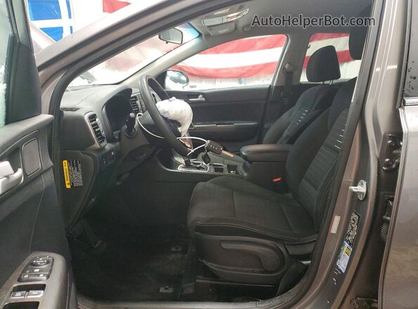 KNDPMCAC9J7368540 2018 KIA SPORTAGE Серебряный Вид салона спереди
