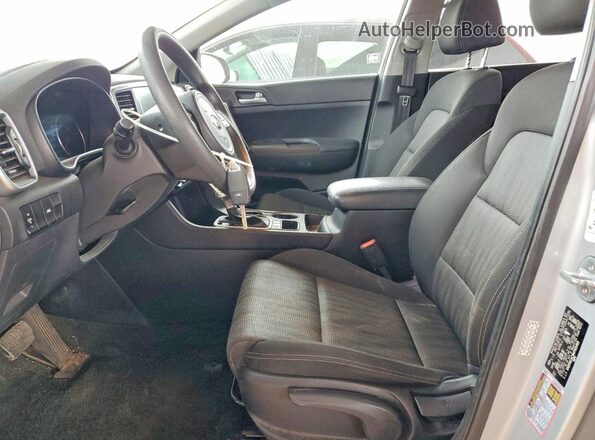 KNDPMCAC9M7915469 2021 KIA SPORTAGE Серебряный Вид салона спереди