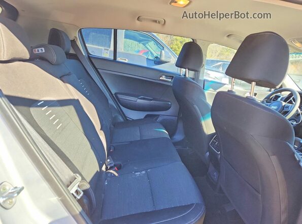 KNDPMCACXJ7489352 2018 KIA SPORTAGE Серебряный Вид задней части салона