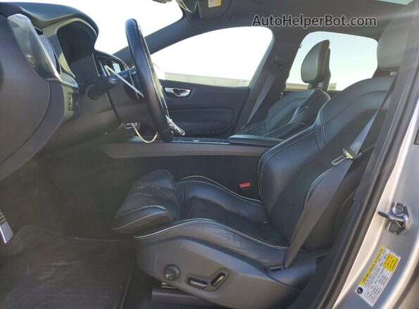 LYVA22RM3JB100937 2018 VOLVO XC60 Серебряный Вид салона спереди
