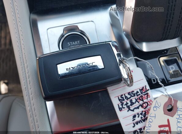 SADCT2EXXTA755939 2026 JAGUAR F-PACE Silver Vista del salpicadero