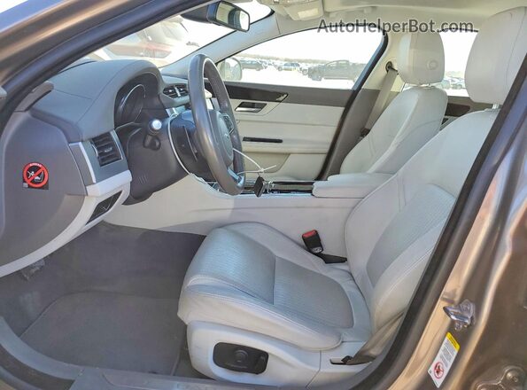 SAJBE4BV6GCY11578 2016 JAGUAR XF Желто-коричневый Вид салона спереди