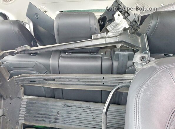 SALEPFEU3P2235841 2023 LAND ROVER DEFENDER Silver Widok tylnych siedzeń