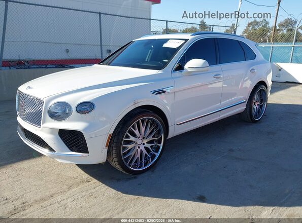 SJAAM2ZV6MC035120 2021 BENTLEY BENTAYGA Белый Передняя левая четверть