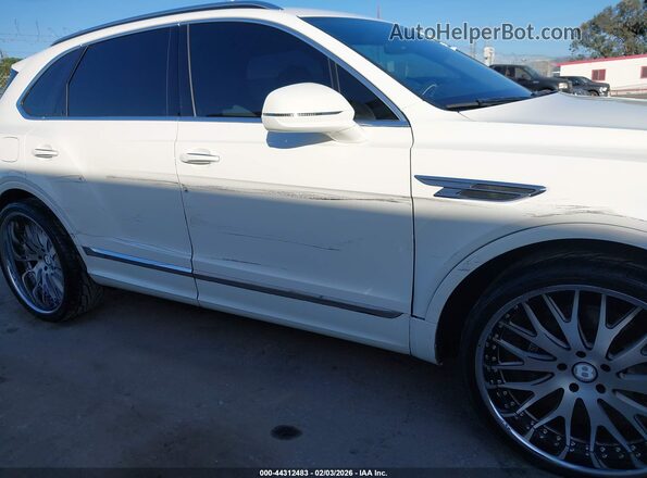 SJAAM2ZV6MC035120 2021 BENTLEY BENTAYGA Белый Вид спереди