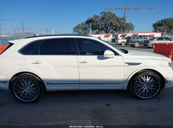 SJAAM2ZV6MC035120 2021 BENTLEY BENTAYGA Белый Вид задней части салона