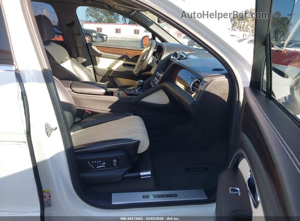 SJAAM2ZV6MC035120 2021 BENTLEY BENTAYGA Белый Вид салона спереди