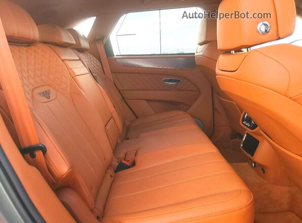 SJAAR2ZV8MC035945 2021 BENTLEY BENTAYGA Серебряный Вид задней части салона