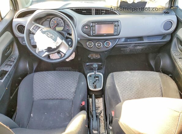 VNKKTUD30GA065180 2016 TOYOTA YARIS Белый Вид панели приборов