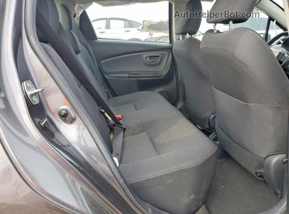 VNKKTUD3XGA070970 2016 TOYOTA YARIS Серый Вид задних сидений
