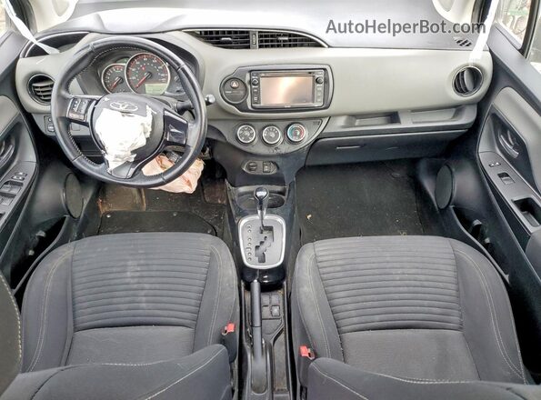 VNKKTUD3XGA070970 2016 TOYOTA YARIS Серый Вид панели приборов