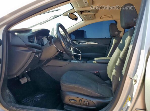 W04GL6SX9J1124034 2018 BUICK REGAL Серебряный Вид салона спереди