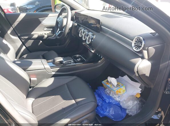 W1K3G4EB2NJ377771 2022 MERCEDES-BENZ A 220 Black Widok wnętrza z przodu