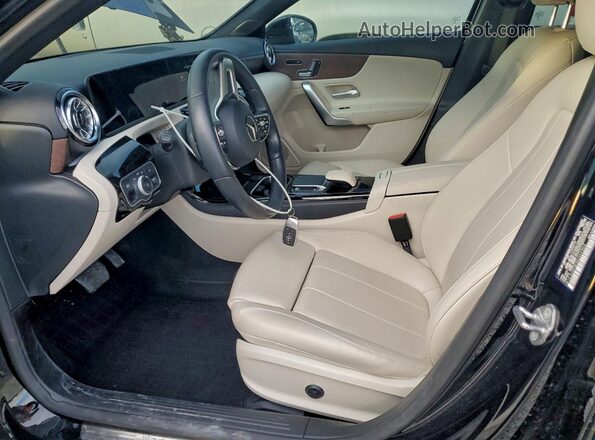 W1K3G4FB0NJ352902 2022 MERCEDES-BENZ A Черный Вид салона спереди