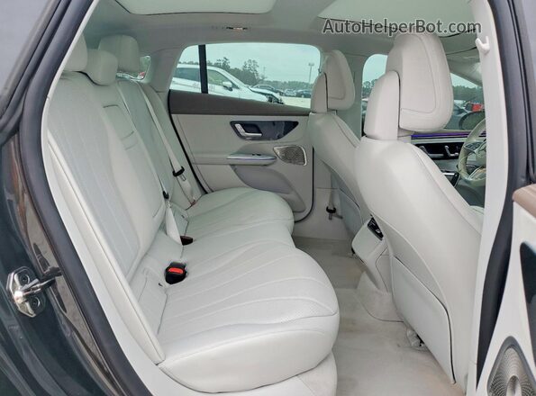 W1KEG1CB3RF047589 2024 MERCEDES-BENZ EQE Black Vista de los asientos traseros