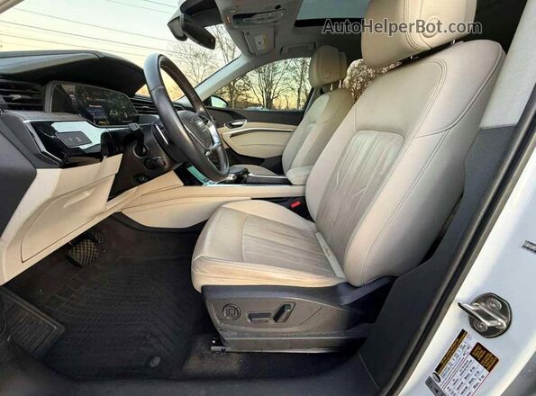 WA1AAAGE8MB010286 2021 AUDI E-TRON White უკანა სალონის ხედი