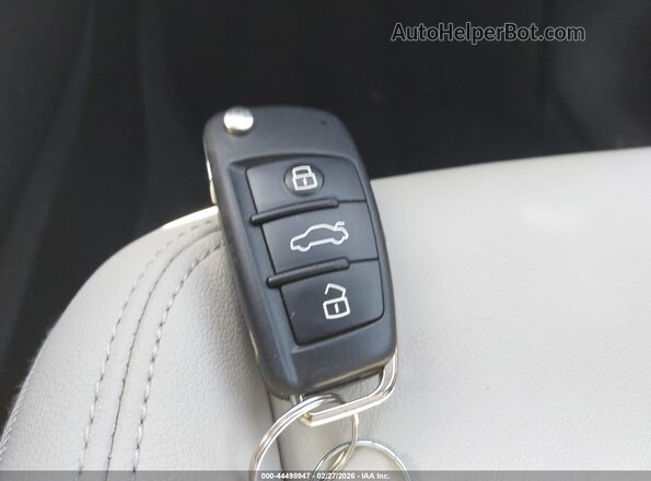 WA1AECF31L1075954 2020 AUDI Q3 White Vista del salpicadero