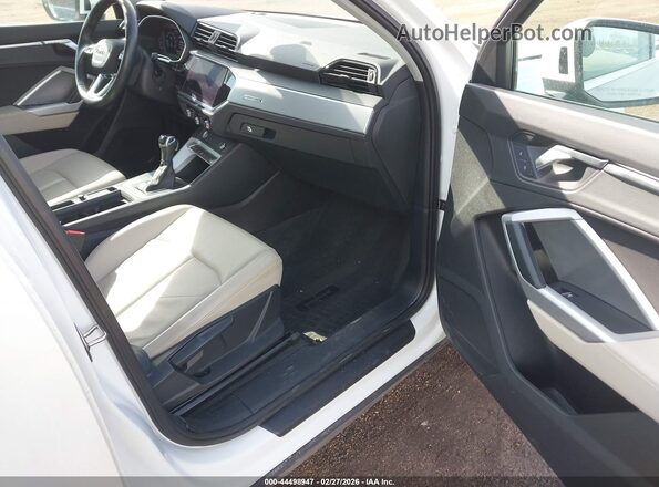 WA1AECF31L1075954 2020 AUDI Q3 White Vista interior delantera