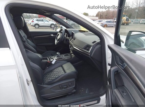 WA1C4AFYXJ2210531 2018 AUDI SQ5 White Front interior view