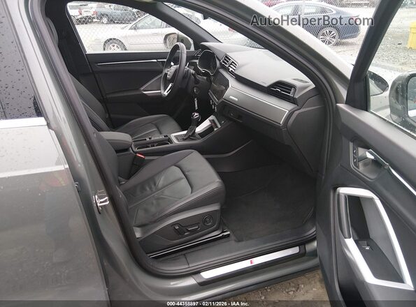 WA1DECF30S1056288 2025 AUDI Q3 Серый Вид салона спереди