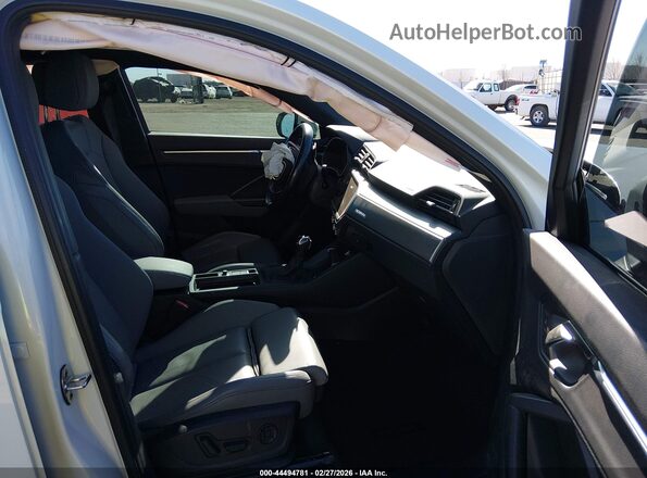 WA1EECF35P1122314 2023 AUDI Q3 Белый Вид салона спереди