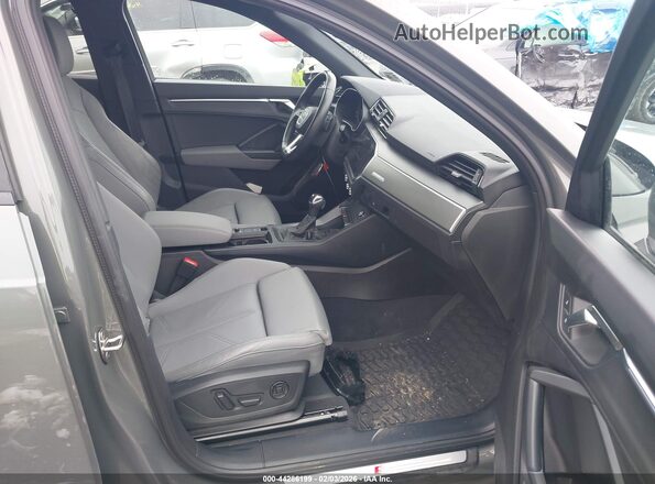 WA1EECF3XP1143563 2023 AUDI Q3 Серый Вид салона спереди