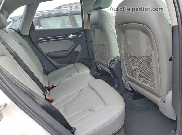 WA1EFCFS4GR014417 2016 AUDI Q3 White Widok wnętrza z tyłu