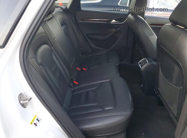 WA1EFCFS9GR022075 2016 AUDI Q3 White Widok wnętrza z tyłu