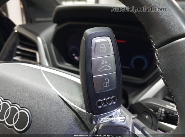 WA1H2BFZ6NP049145 2022 AUDI Q4 Синий Вид панели приборов