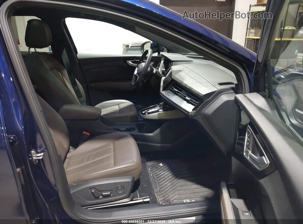 WA1H2BFZ6NP049145 2022 AUDI Q4 Синий Вид салона спереди