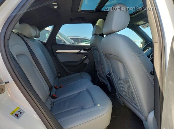 WA1HCCFS3HR013847 2017 AUDI Q3 White Вид задньої частини салону