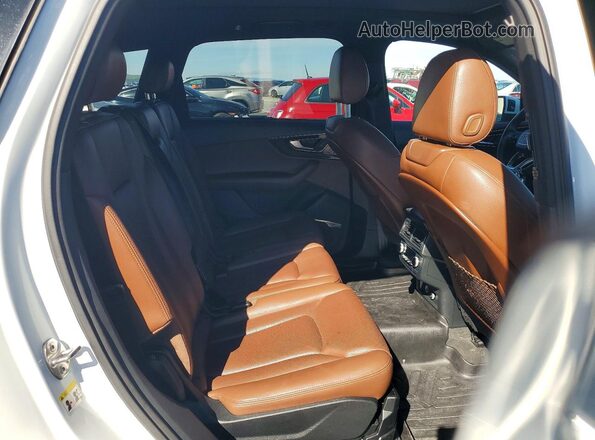WA1LAAF76KD020134 2019 AUDI Q7 White Widok wnętrza z tyłu