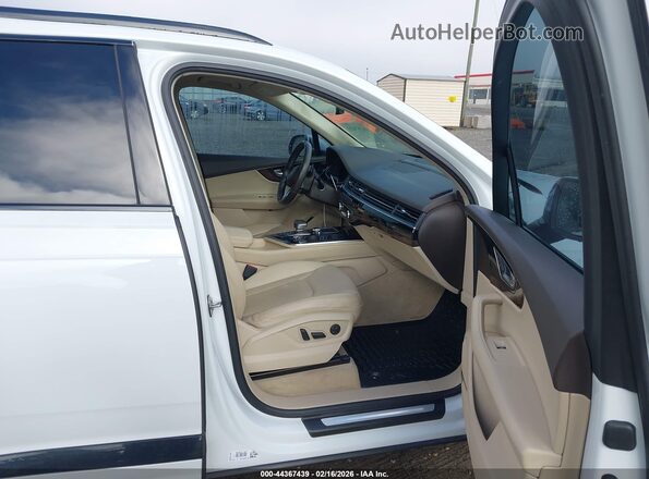 WA1VAAF72HD024943 2017 AUDI Q7 Белый Вид салона спереди