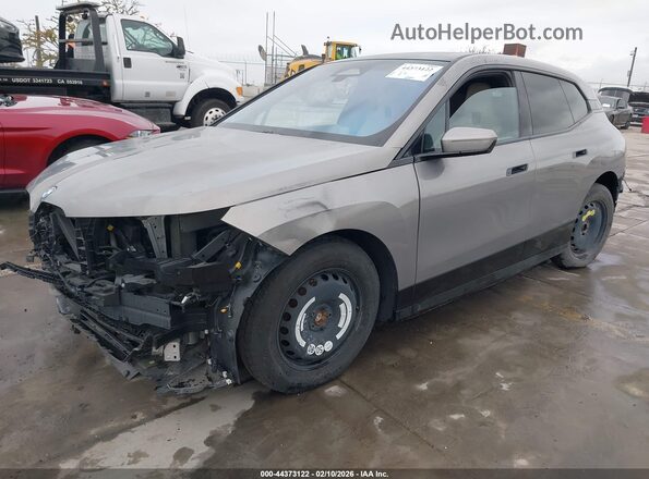 WB523CF03RCR15800 2024 BMW IX Gray Vista tres cuartos delantera izquierda