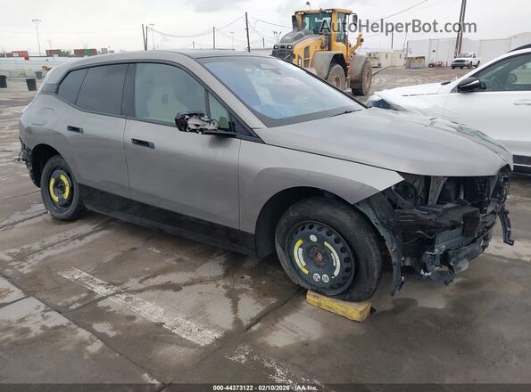 WB523CF03RCR15800 2024 BMW IX Gray Delantero derecho