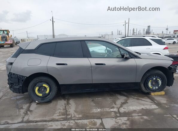 WB523CF03RCR15800 2024 BMW IX Gray Vista interior trasera